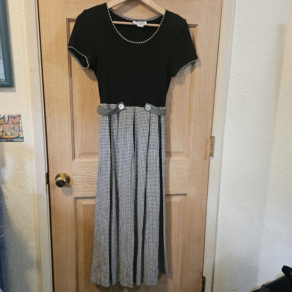 Size 6 Vintage Jeffrey & Dara Black and White Dress